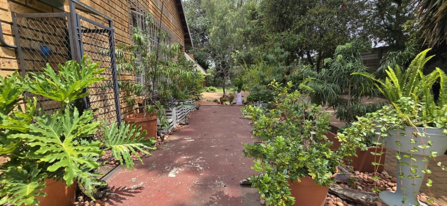 5 Bedroom Property for Sale in Brackendowns Gauteng