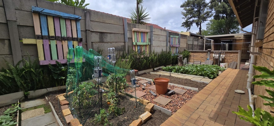 5 Bedroom Property for Sale in Brackendowns Gauteng