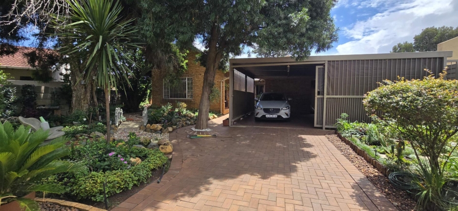 5 Bedroom Property for Sale in Brackendowns Gauteng