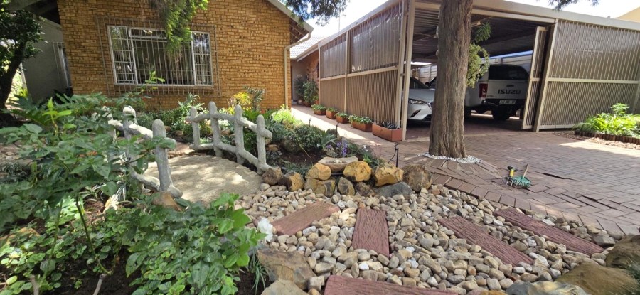 5 Bedroom Property for Sale in Brackendowns Gauteng