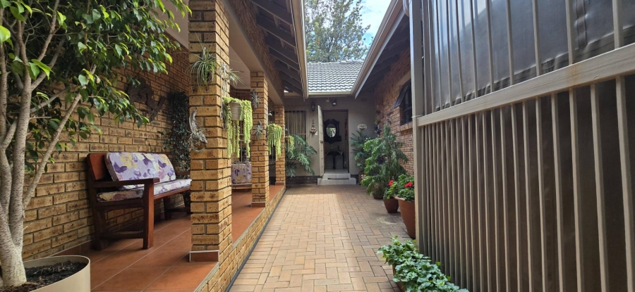 5 Bedroom Property for Sale in Brackendowns Gauteng