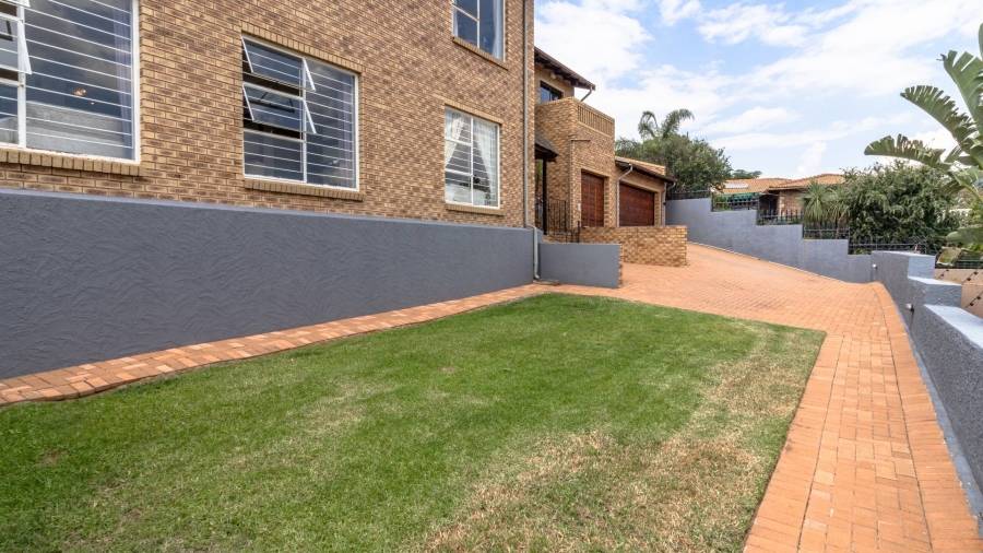 5 Bedroom Property for Sale in Mulbarton Gauteng