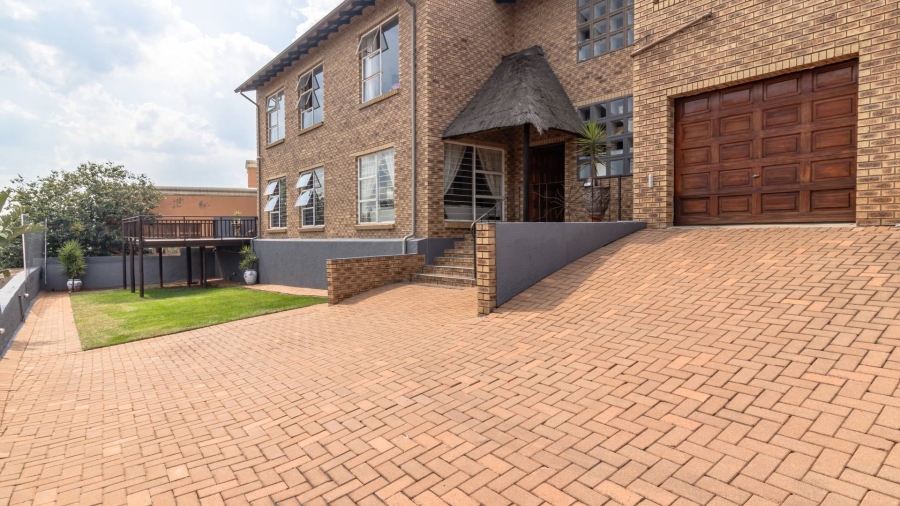 5 Bedroom Property for Sale in Mulbarton Gauteng