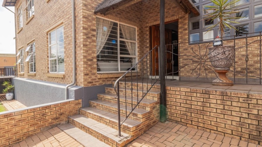 5 Bedroom Property for Sale in Mulbarton Gauteng