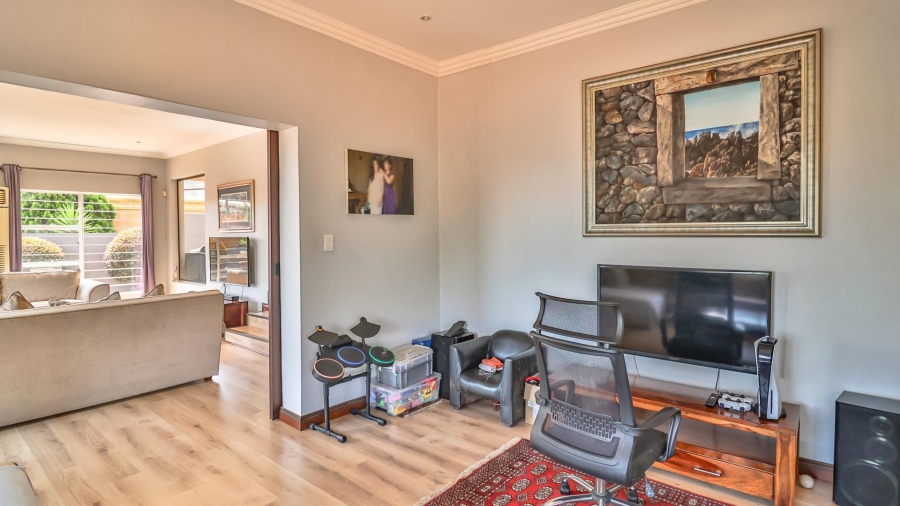 5 Bedroom Property for Sale in Mulbarton Gauteng