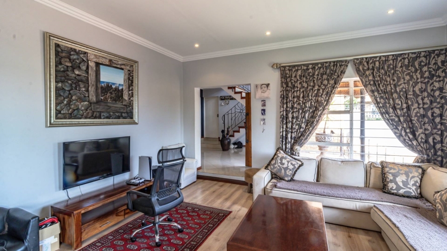 5 Bedroom Property for Sale in Mulbarton Gauteng