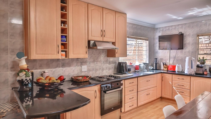 5 Bedroom Property for Sale in Mulbarton Gauteng