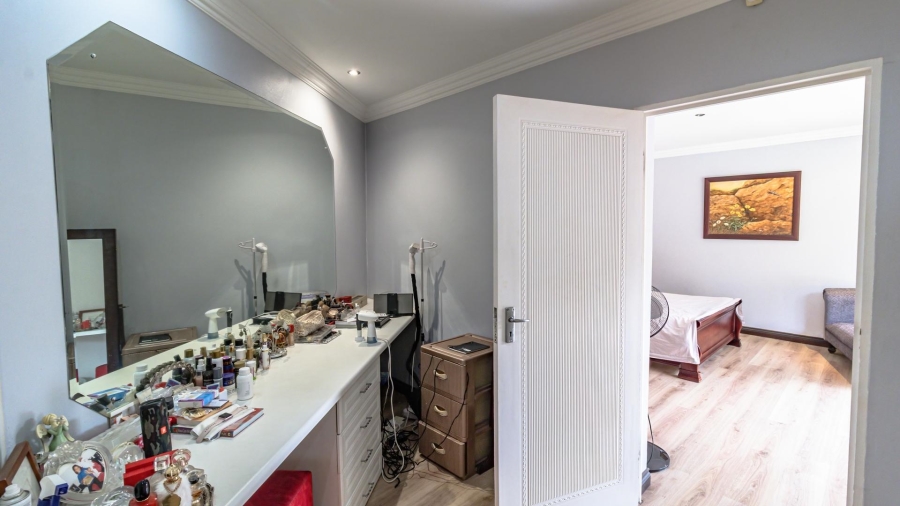 5 Bedroom Property for Sale in Mulbarton Gauteng