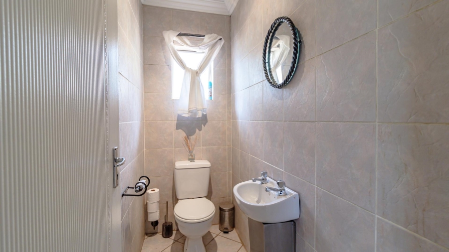 5 Bedroom Property for Sale in Mulbarton Gauteng