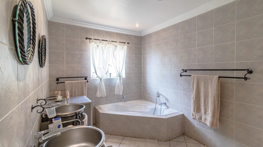 5 Bedroom Property for Sale in Mulbarton Gauteng