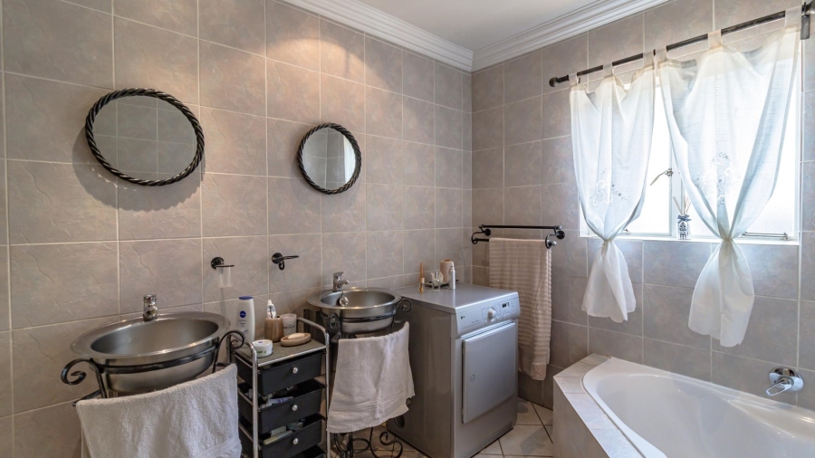 5 Bedroom Property for Sale in Mulbarton Gauteng