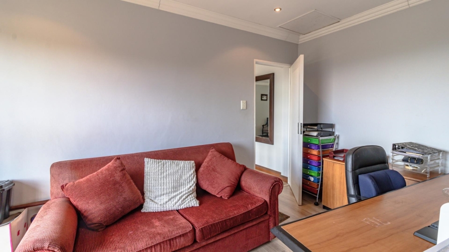 5 Bedroom Property for Sale in Mulbarton Gauteng