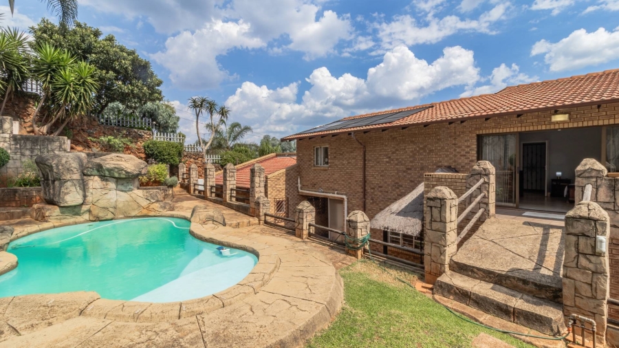 5 Bedroom Property for Sale in Mulbarton Gauteng
