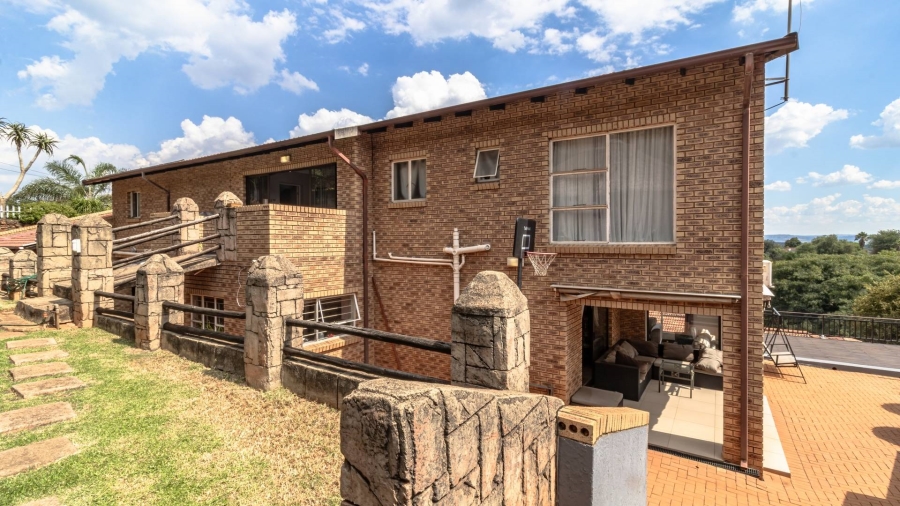 5 Bedroom Property for Sale in Mulbarton Gauteng