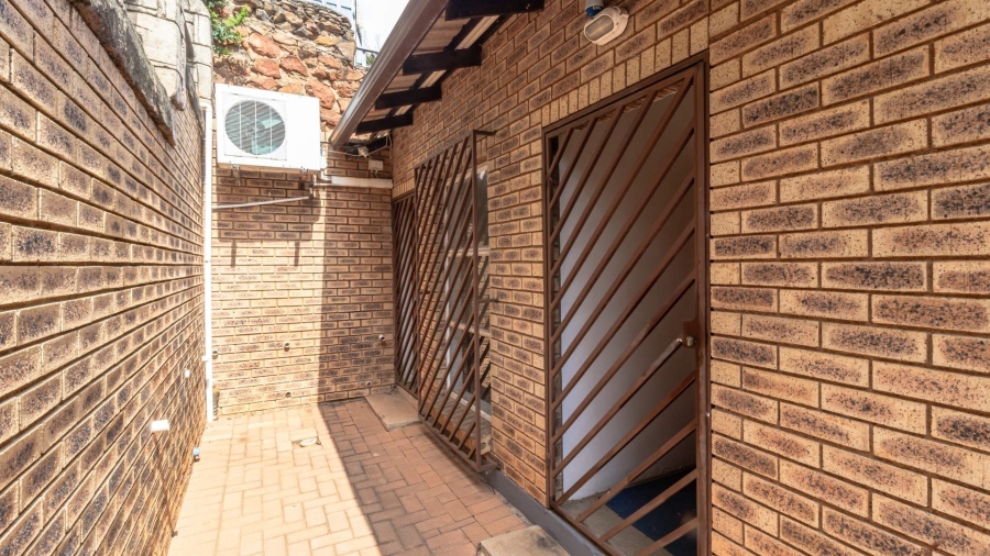 5 Bedroom Property for Sale in Mulbarton Gauteng