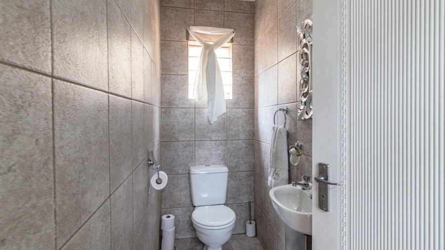 5 Bedroom Property for Sale in Mulbarton Gauteng