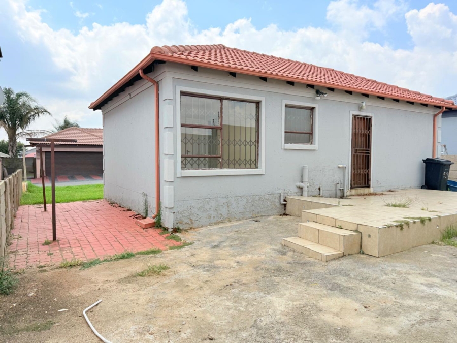 2 Bedroom Property for Sale in Waterfall View Gauteng