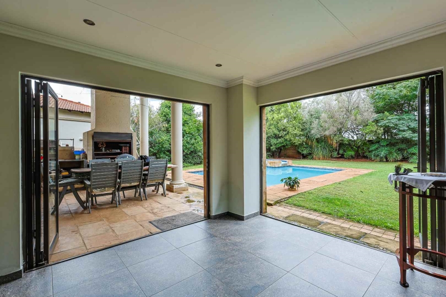 5 Bedroom Property for Sale in Silver Lakes Golf Estate Gauteng