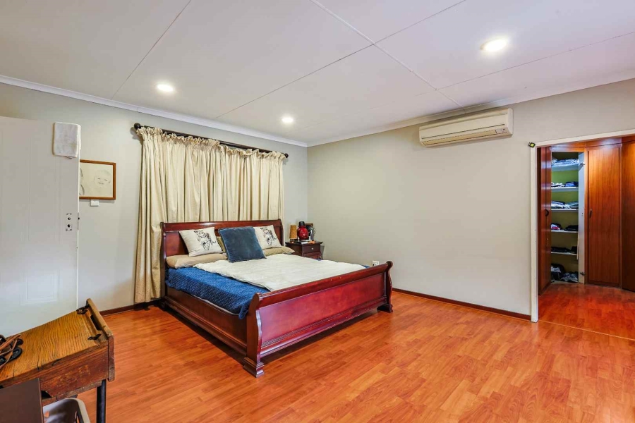 5 Bedroom Property for Sale in Silver Lakes Golf Estate Gauteng