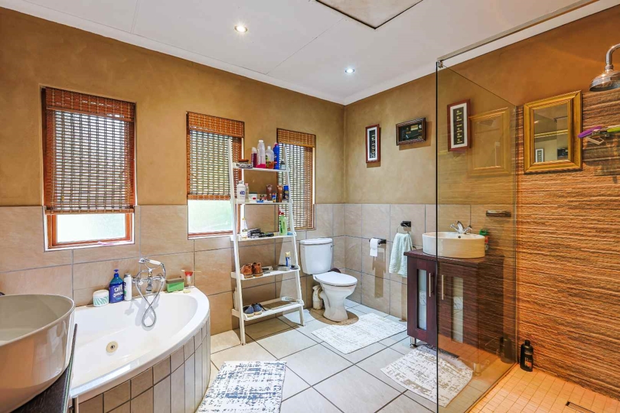 5 Bedroom Property for Sale in Silver Lakes Golf Estate Gauteng