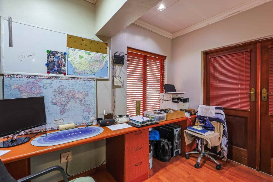 5 Bedroom Property for Sale in Silver Lakes Golf Estate Gauteng