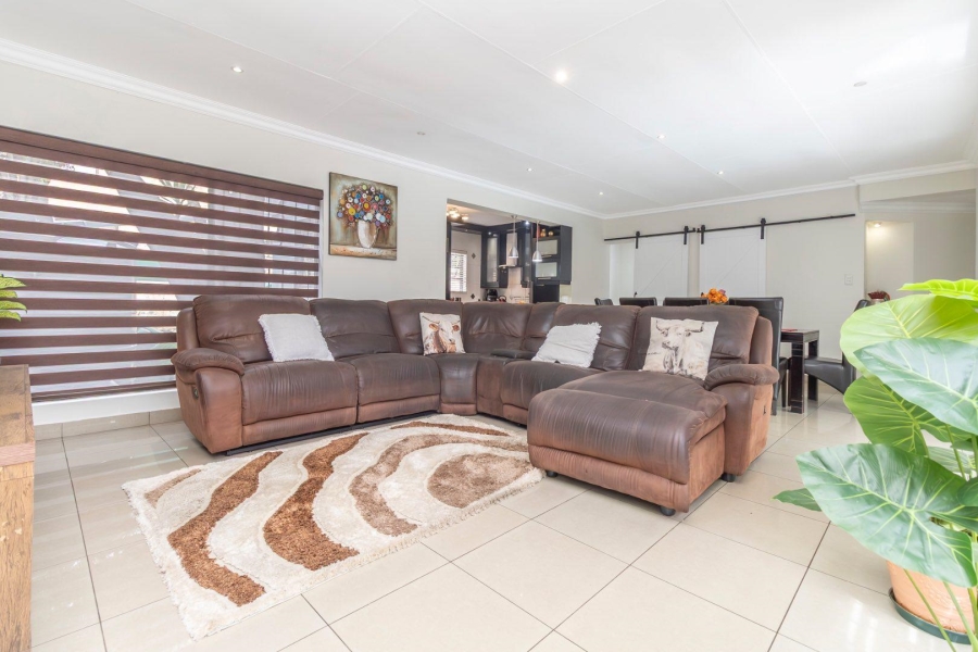 4 Bedroom Property for Sale in Little Falls Gauteng