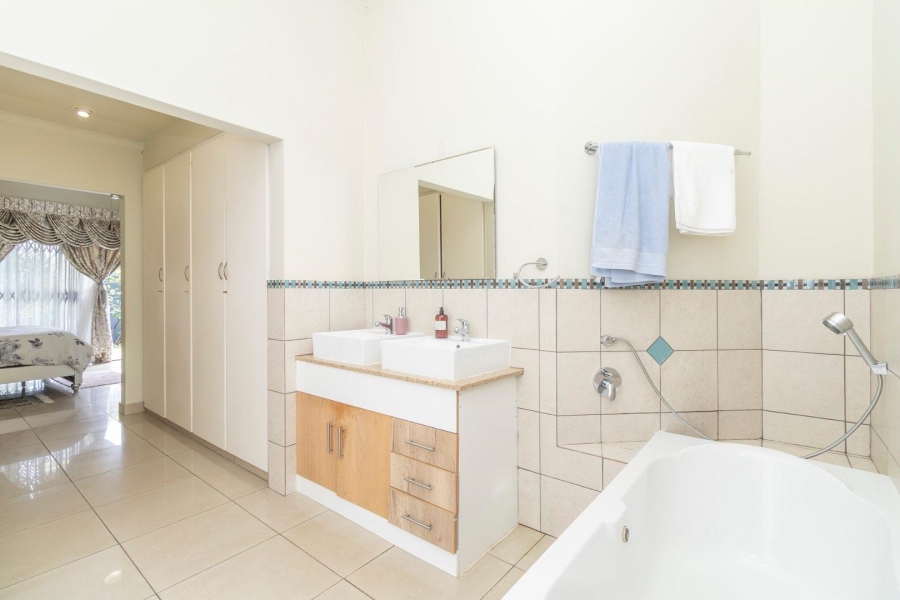 4 Bedroom Property for Sale in Little Falls Gauteng