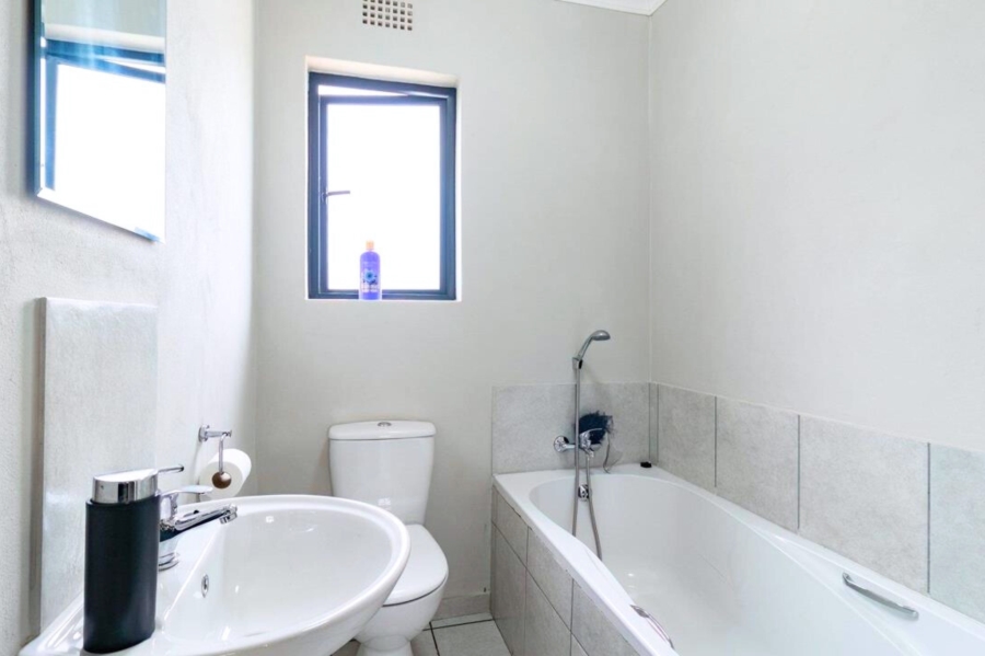 3 Bedroom Property for Sale in Kenleaf Gauteng