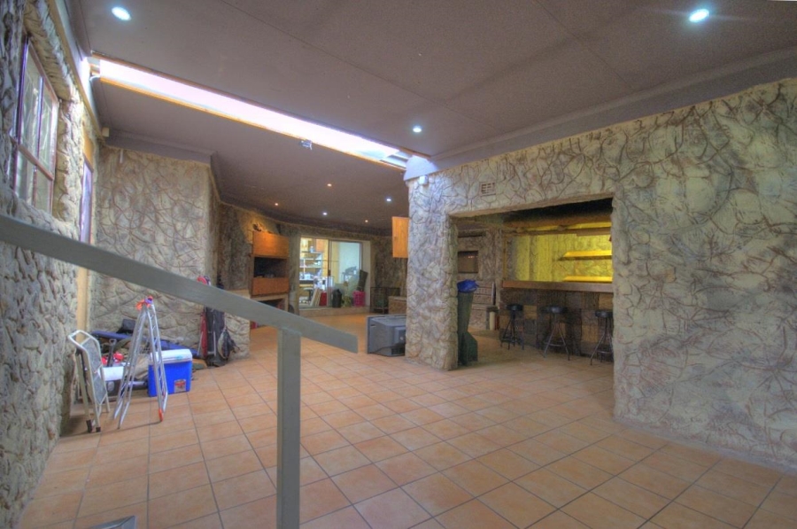 5 Bedroom Property for Sale in Brackenhurst Gauteng