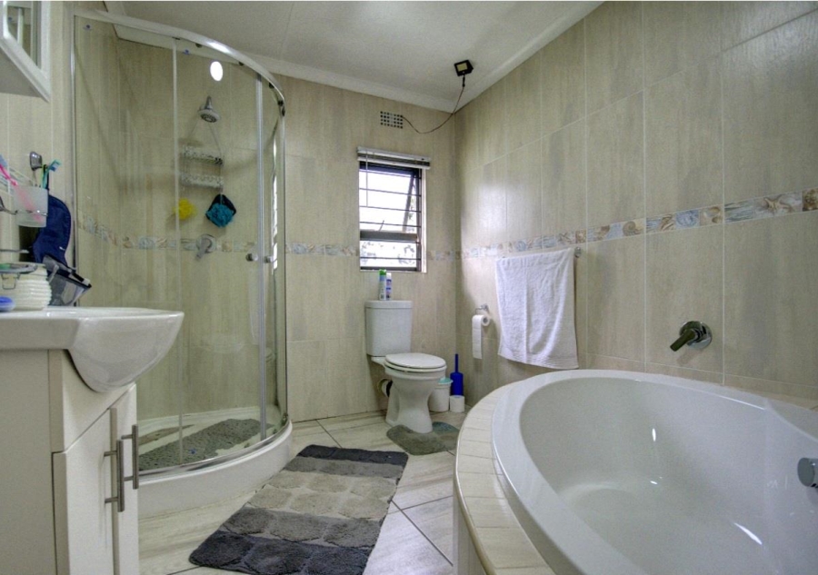 5 Bedroom Property for Sale in Brackenhurst Gauteng