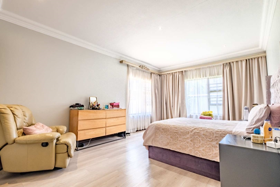 5 Bedroom Property for Sale in Beyerspark Gauteng