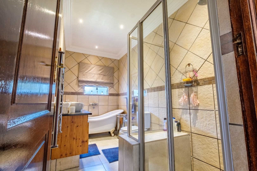 5 Bedroom Property for Sale in Beyerspark Gauteng