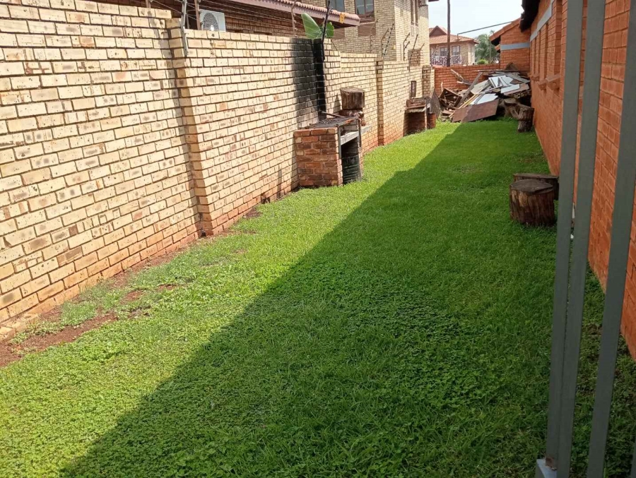 To Let 2 Bedroom Property for Rent in Die Hoewes Gauteng