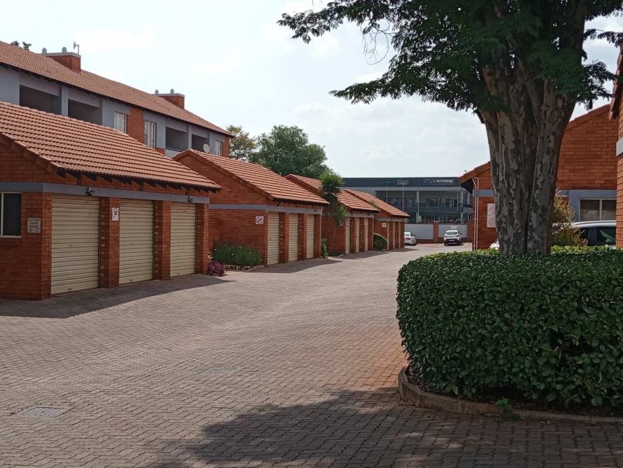 To Let 2 Bedroom Property for Rent in Die Hoewes Gauteng