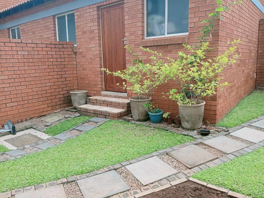 To Let 2 Bedroom Property for Rent in Die Hoewes Gauteng