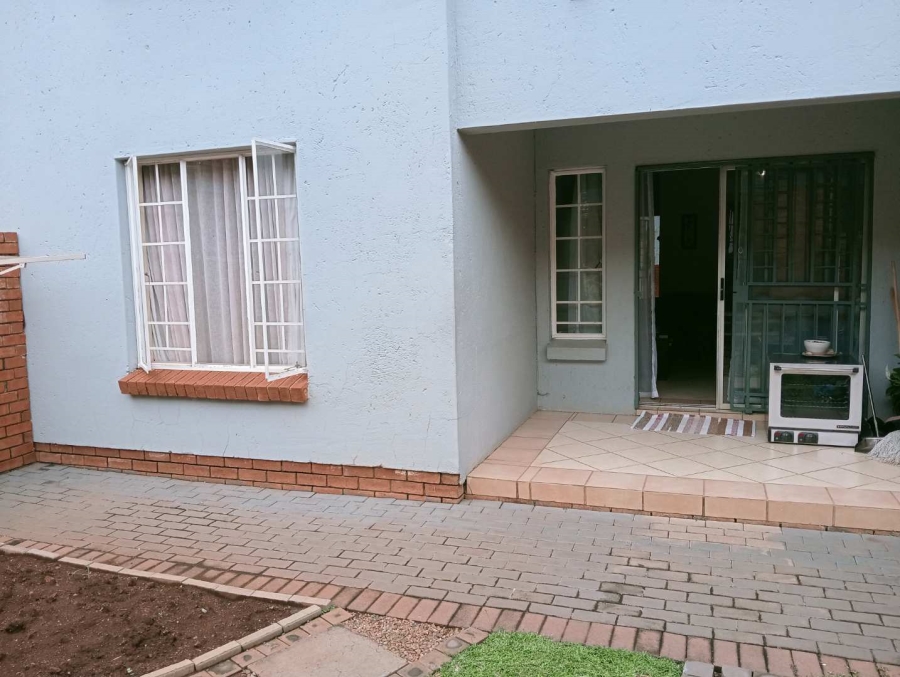 To Let 2 Bedroom Property for Rent in Die Hoewes Gauteng