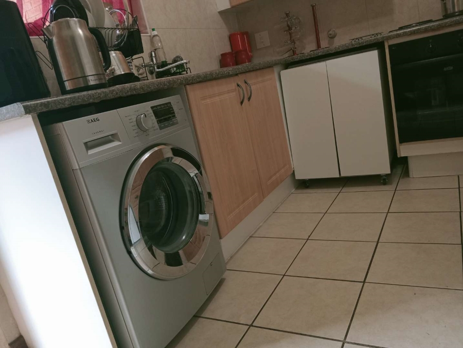 To Let 2 Bedroom Property for Rent in Die Hoewes Gauteng