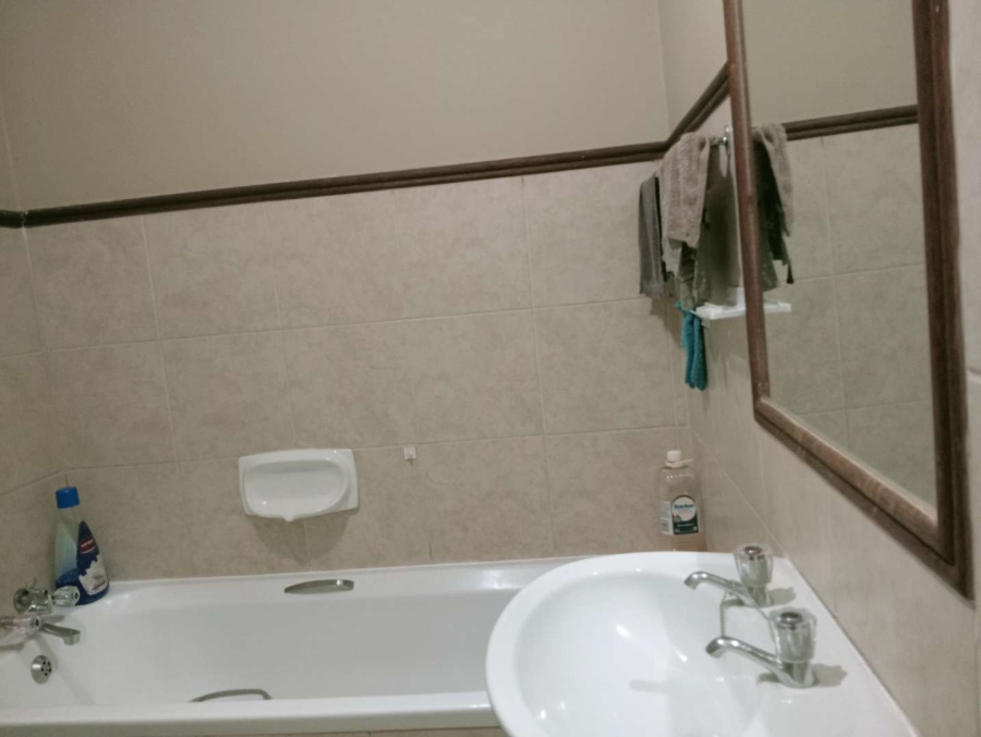 To Let 2 Bedroom Property for Rent in Die Hoewes Gauteng