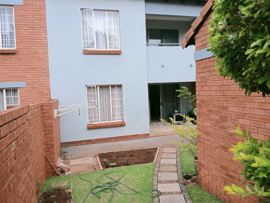 To Let 2 Bedroom Property for Rent in Die Hoewes Gauteng