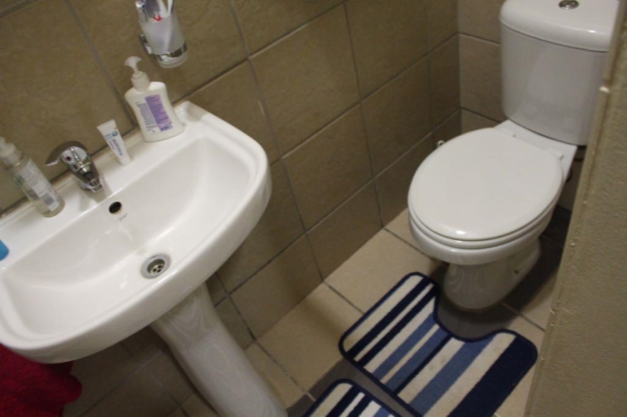 To Let 1 Bedroom Property for Rent in Die Hoewes Gauteng