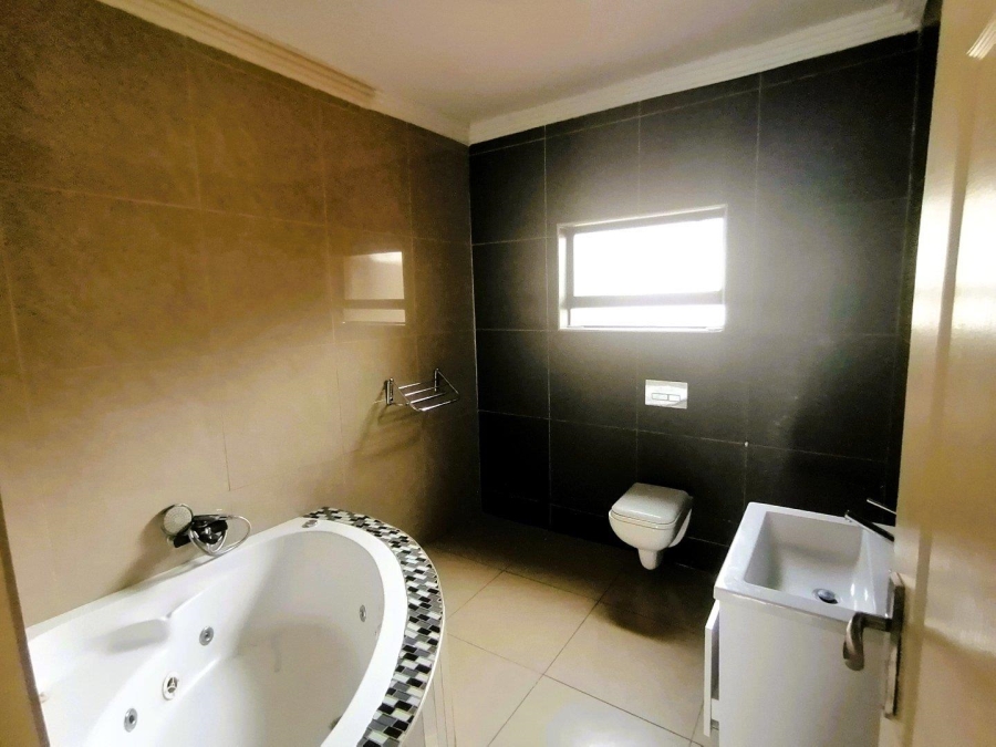 5 Bedroom Property for Sale in Amandasig Gauteng