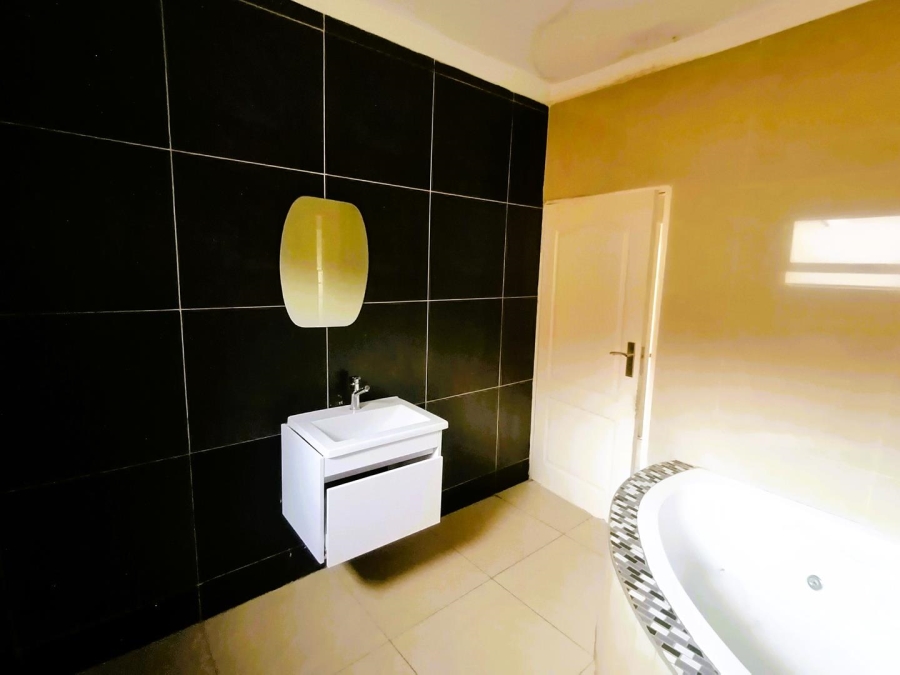 5 Bedroom Property for Sale in Amandasig Gauteng