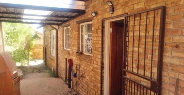 2 Bedroom Property for Sale in Kosmosdal Gauteng