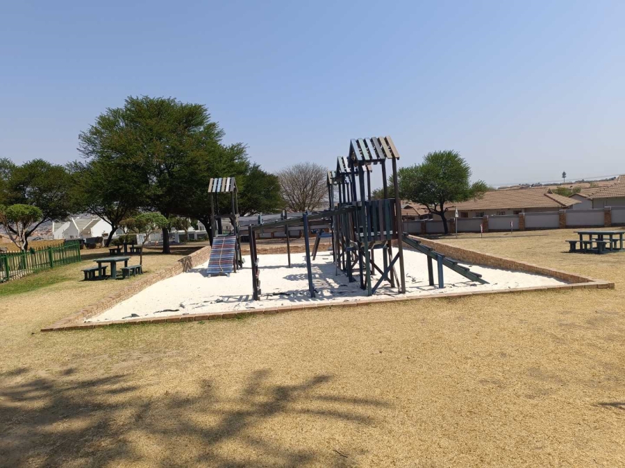 2 Bedroom Property for Sale in Kosmosdal Gauteng