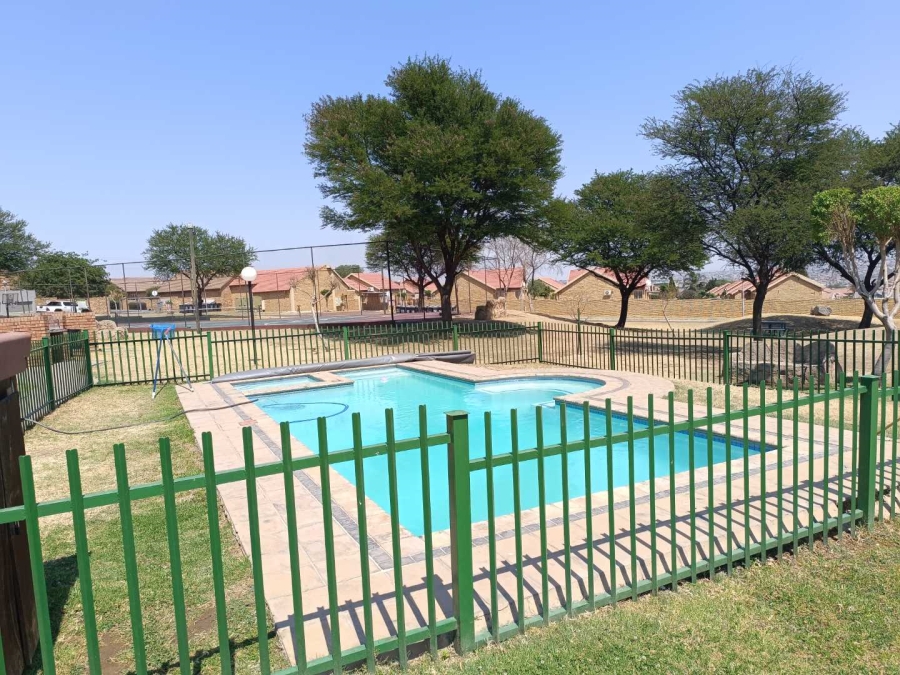2 Bedroom Property for Sale in Kosmosdal Gauteng