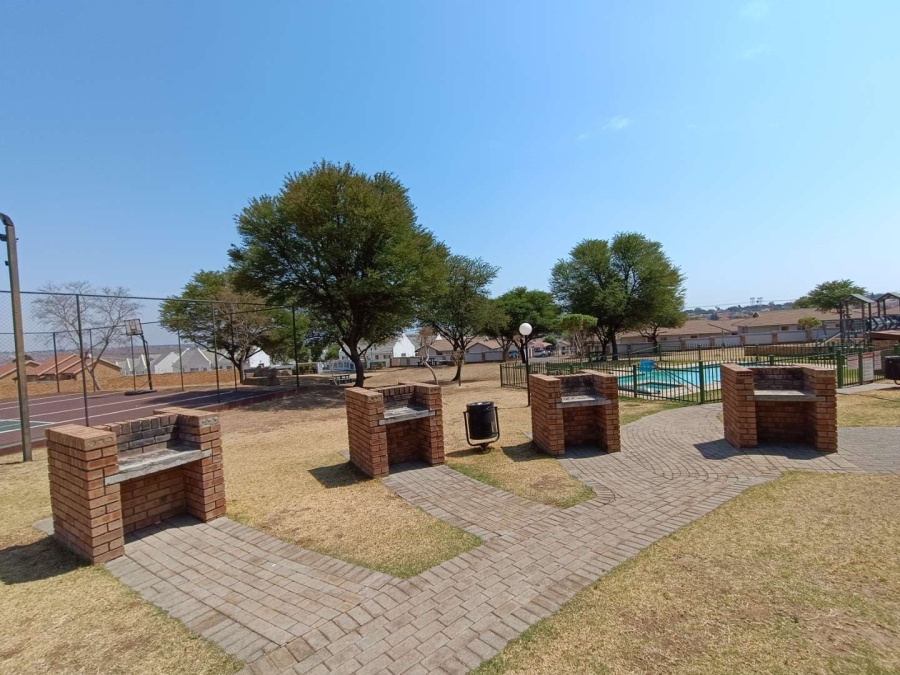 2 Bedroom Property for Sale in Kosmosdal Gauteng