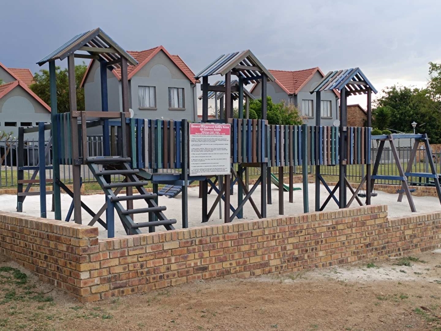 2 Bedroom Property for Sale in Kosmosdal Gauteng