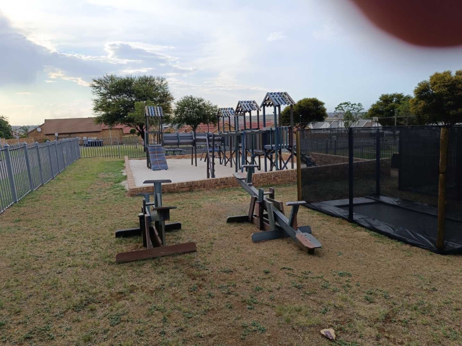 2 Bedroom Property for Sale in Kosmosdal Gauteng