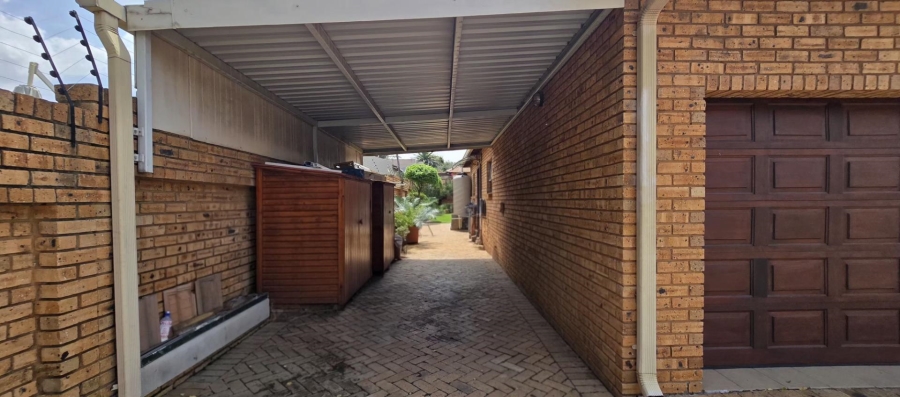 3 Bedroom Property for Sale in New Redruth Gauteng