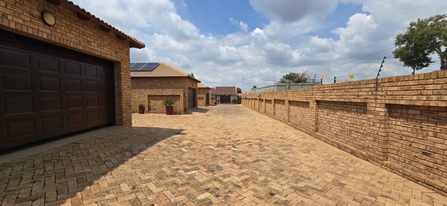 3 Bedroom Property for Sale in New Redruth Gauteng